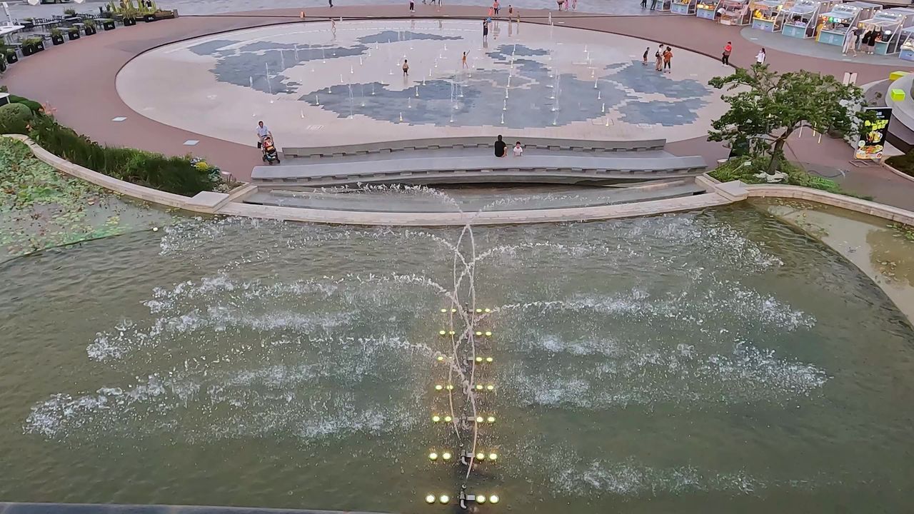 城市阳台喷水现场