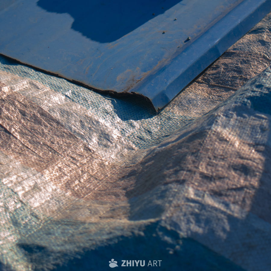 蓝色金属与防水布的质感特写