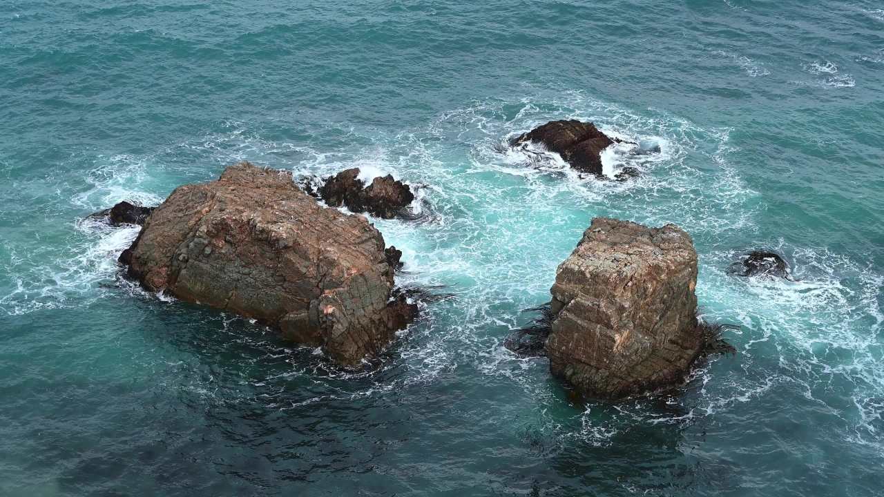 新西兰南岛努盖特灯塔旁大海里的礁石海浪 2