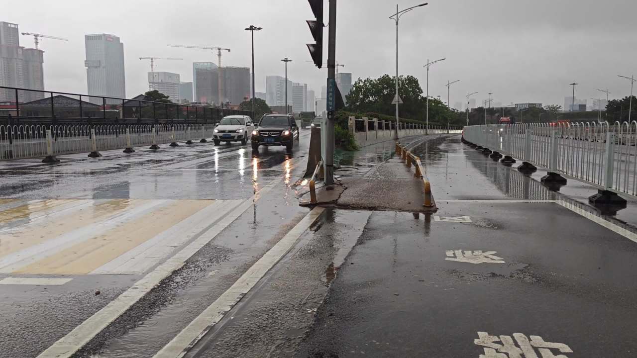 4K雨天车流2