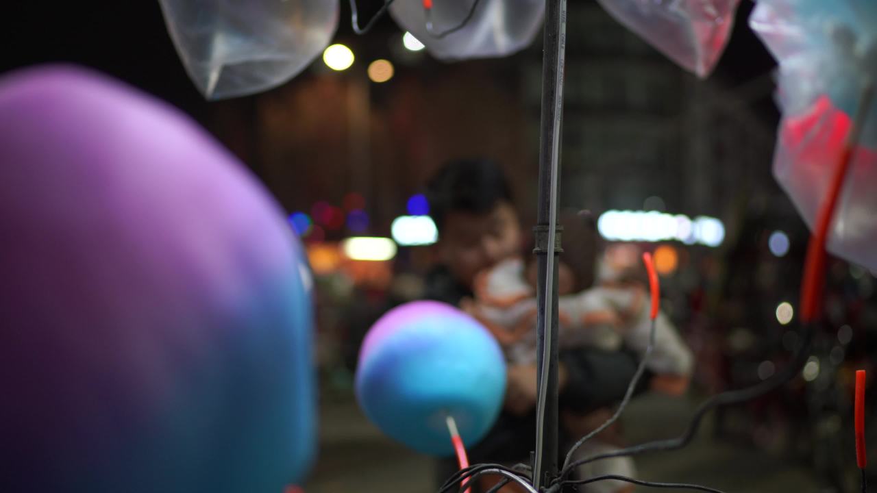 夜市上的温馨时刻