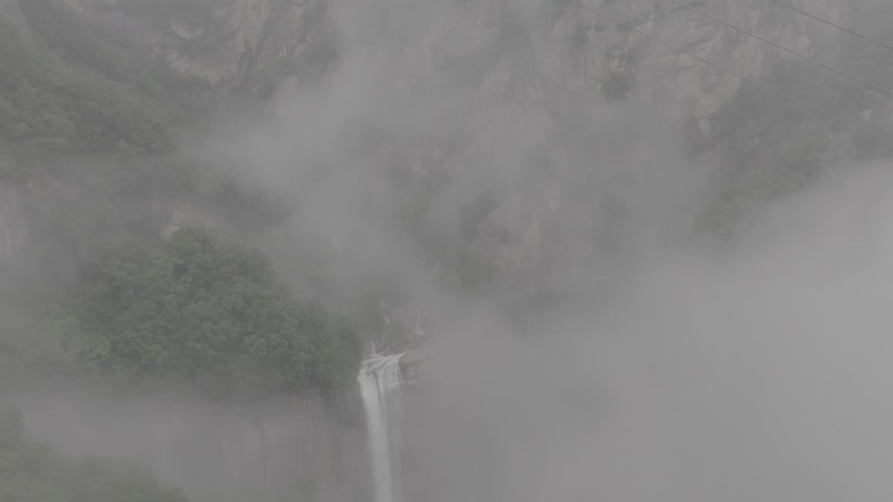 雾中瀑布