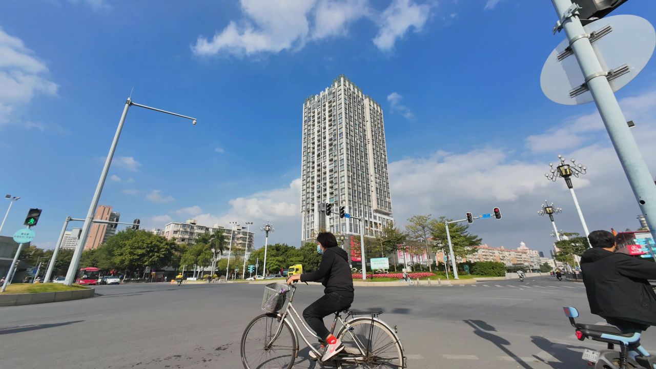 4K路口蓝天车流延时