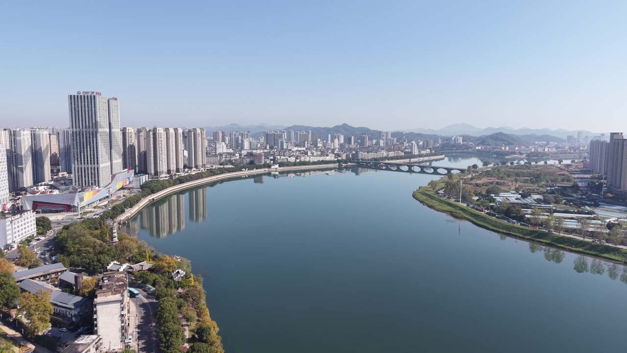 城市河畔的宁静时光
