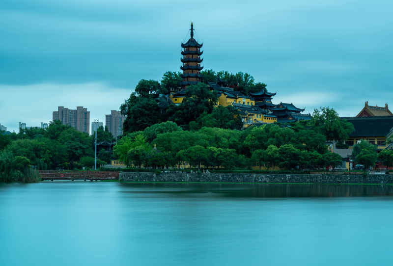 烟雨金山寺