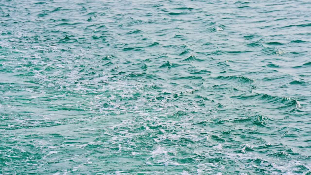 蓝绿色海浪的宁静流动