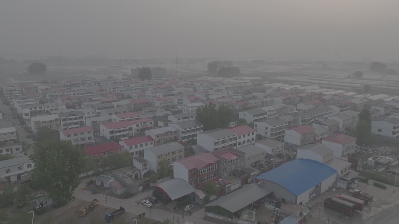 雾中村庄的宁静生活