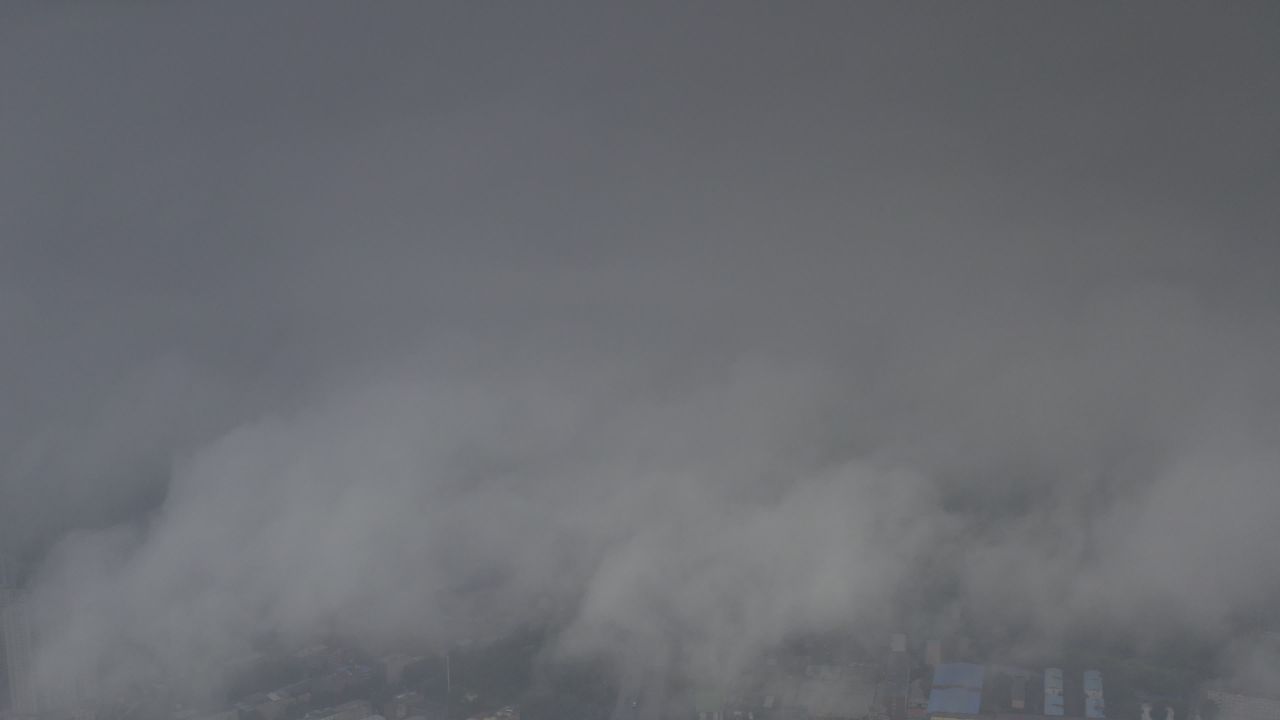 城市笼罩在烟雾中