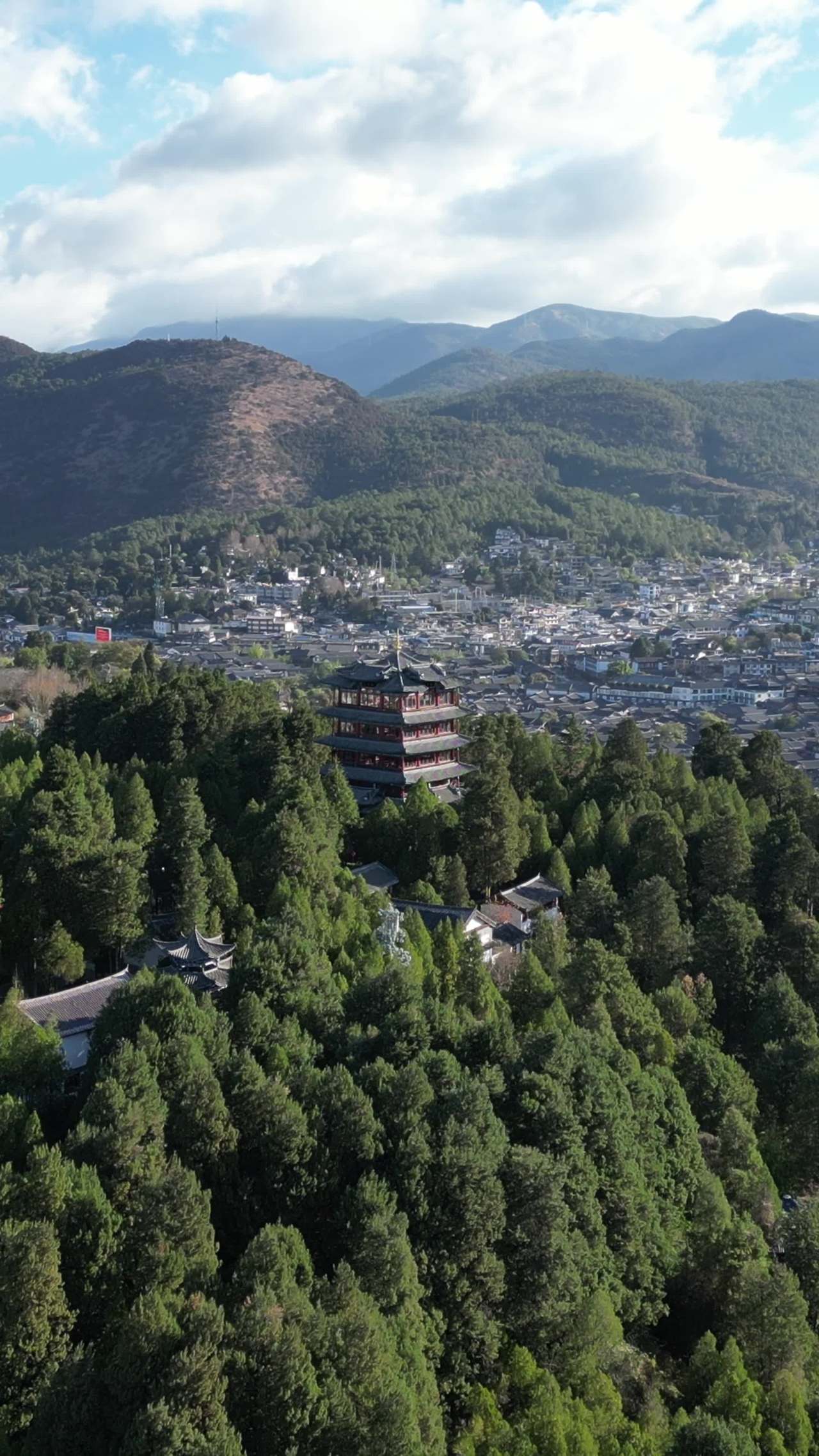 古塔静谧山间