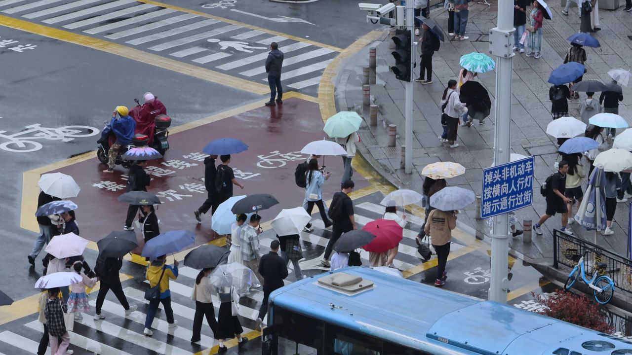 雨天城市街道路口人流 4