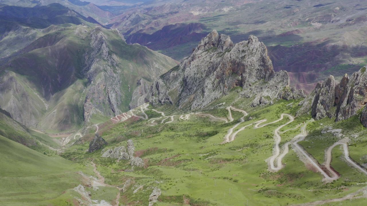 航拍孜珠寺的盘山公路