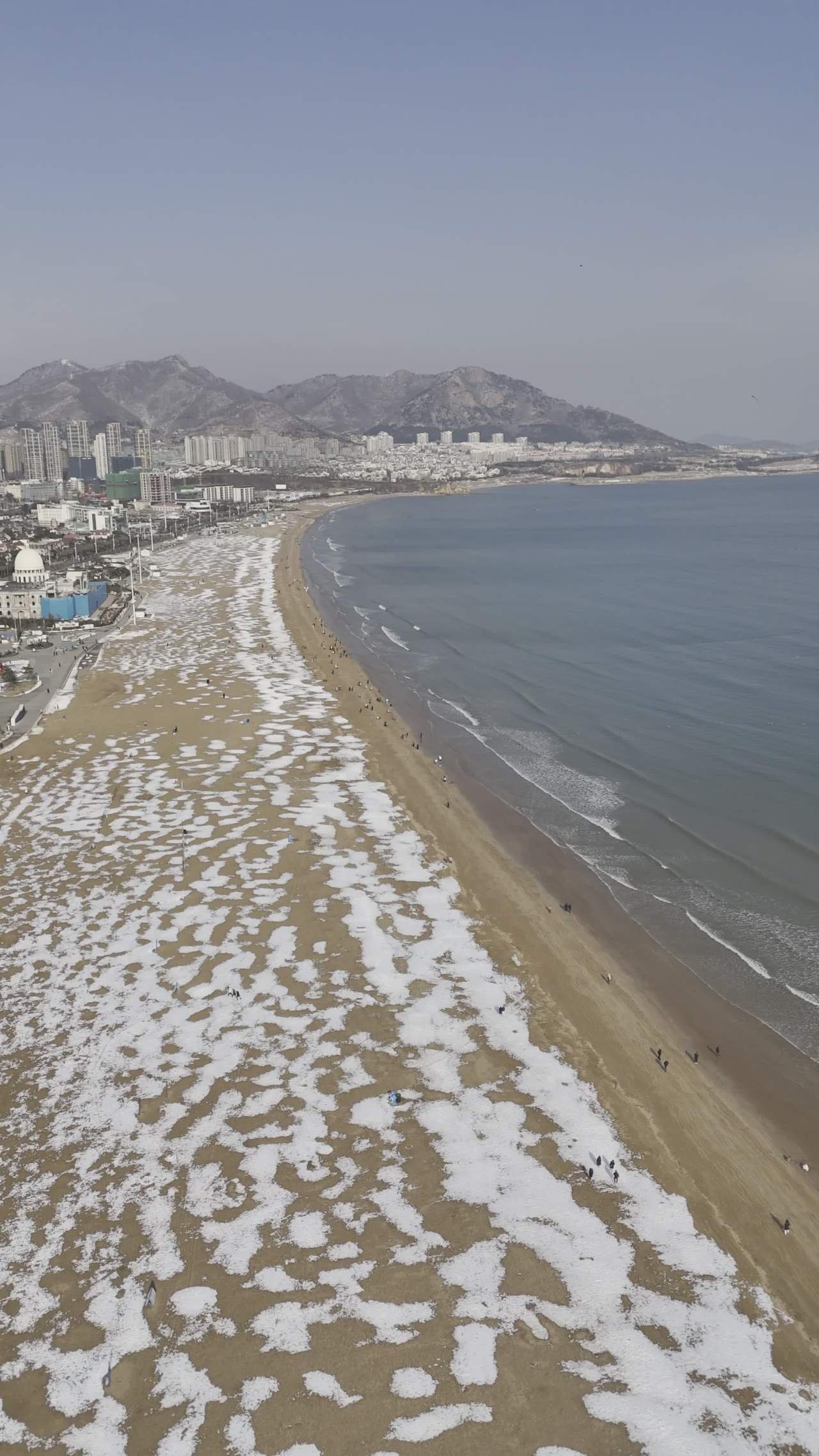 青岛石老人浴场海边雪景航拍 3