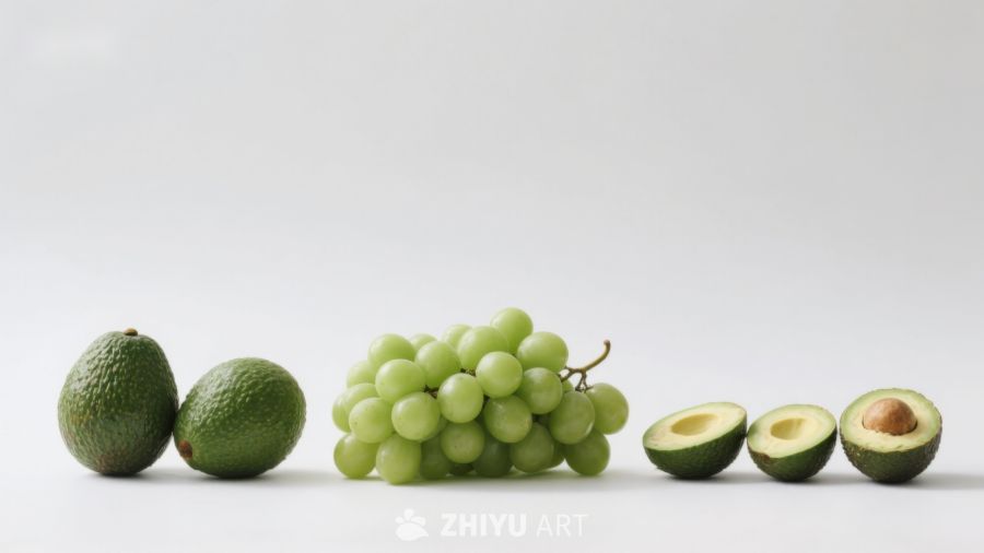 新鲜牛油果与葡萄的排列展示
