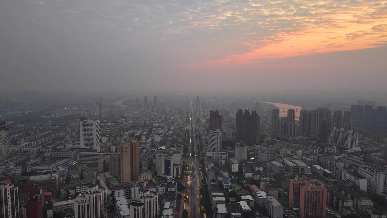 晨曦中的城市剪影