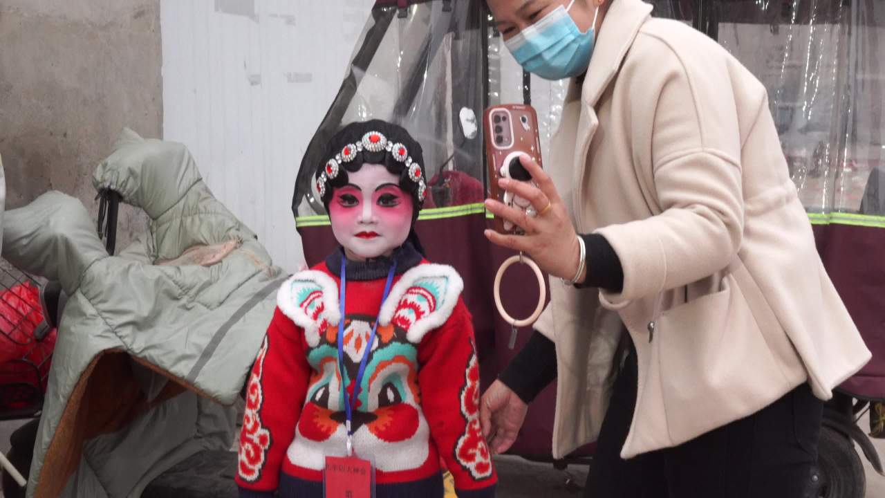 母女京剧妆容合影