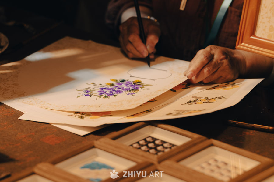 匠人手绘花卉，静谧创作时光