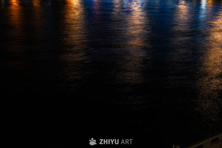 夜色中的光影水面