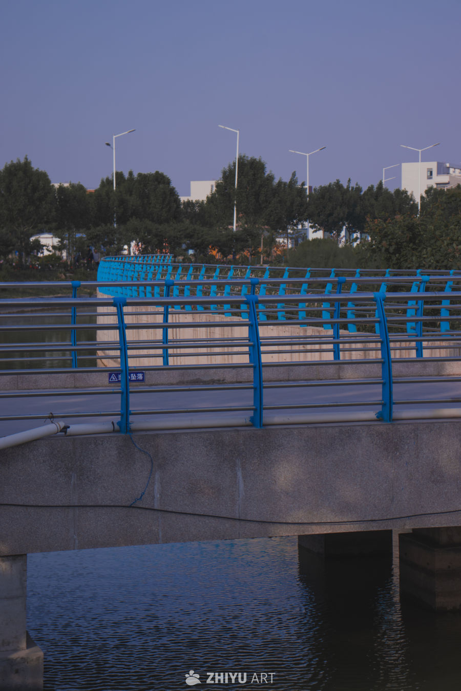 蓝色护栏的静谧桥梁