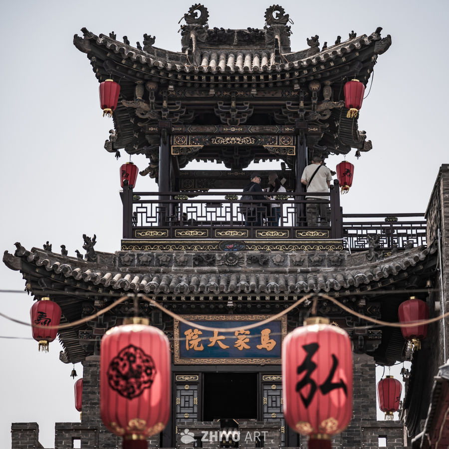 古色古香的红灯笼与游客