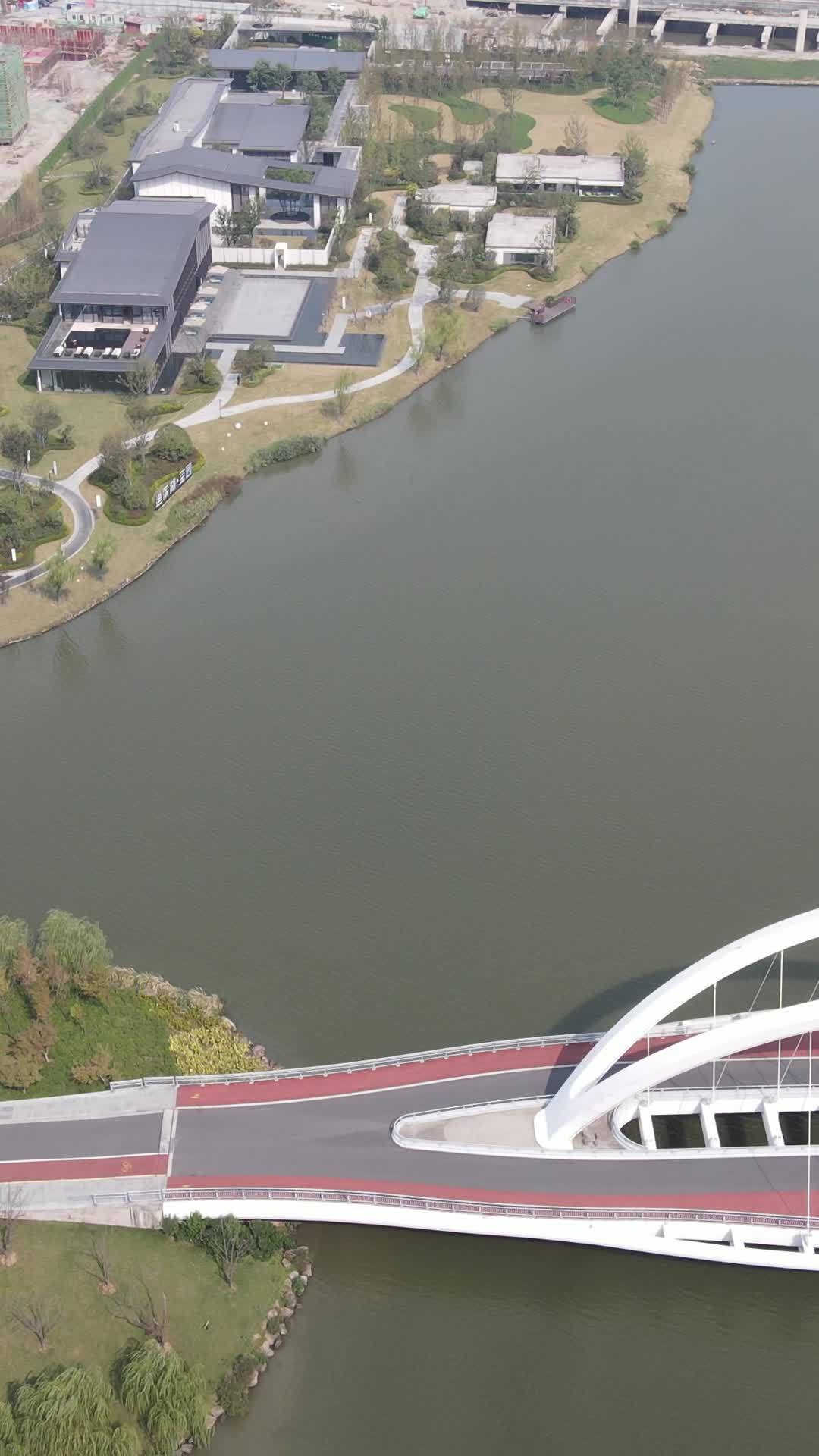 湖畔现代桥景