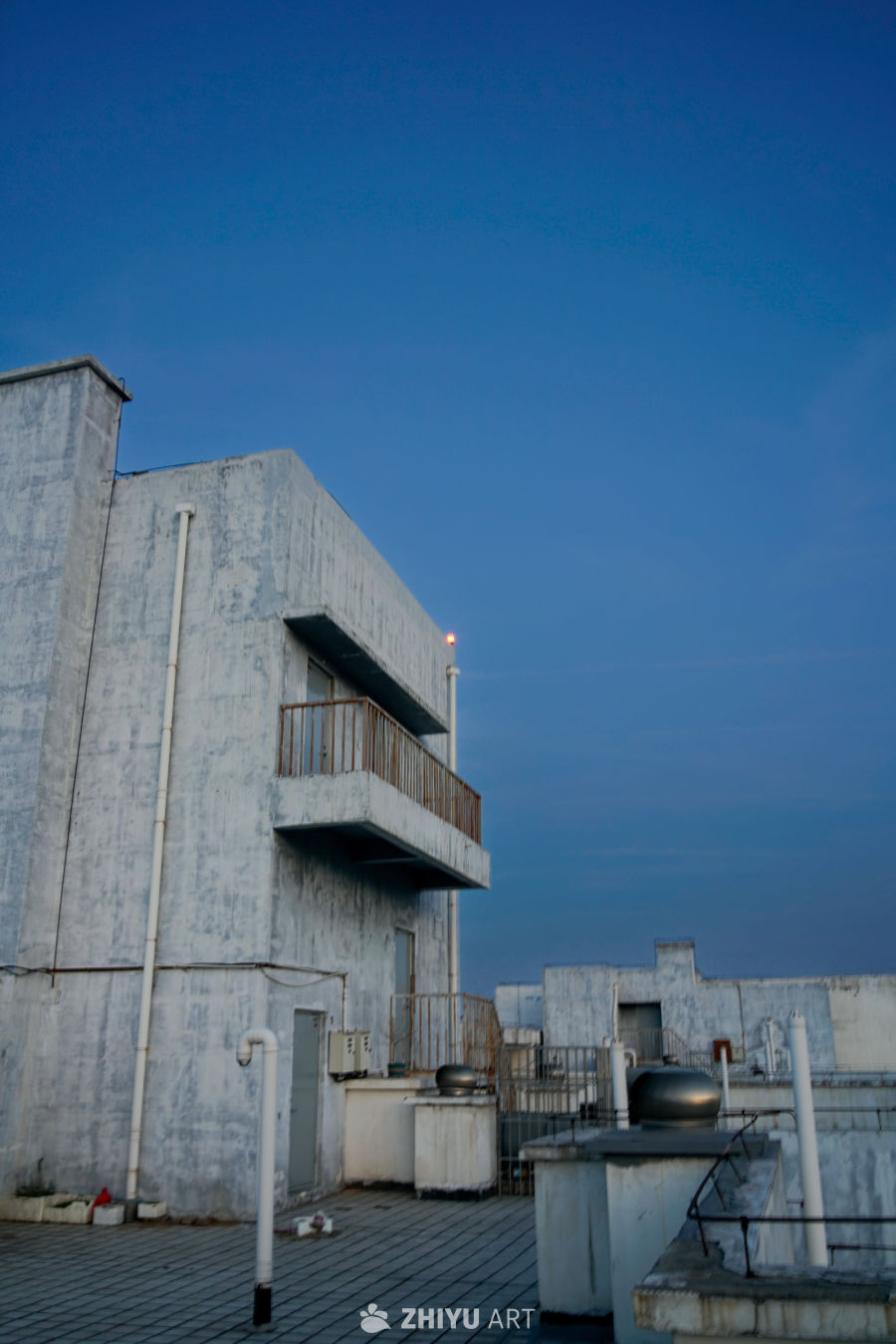 黄昏屋顶的静谧时光