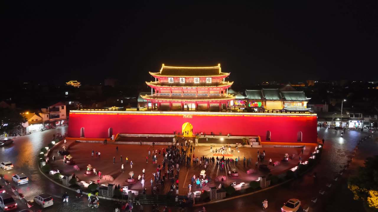 夜色中的古城门