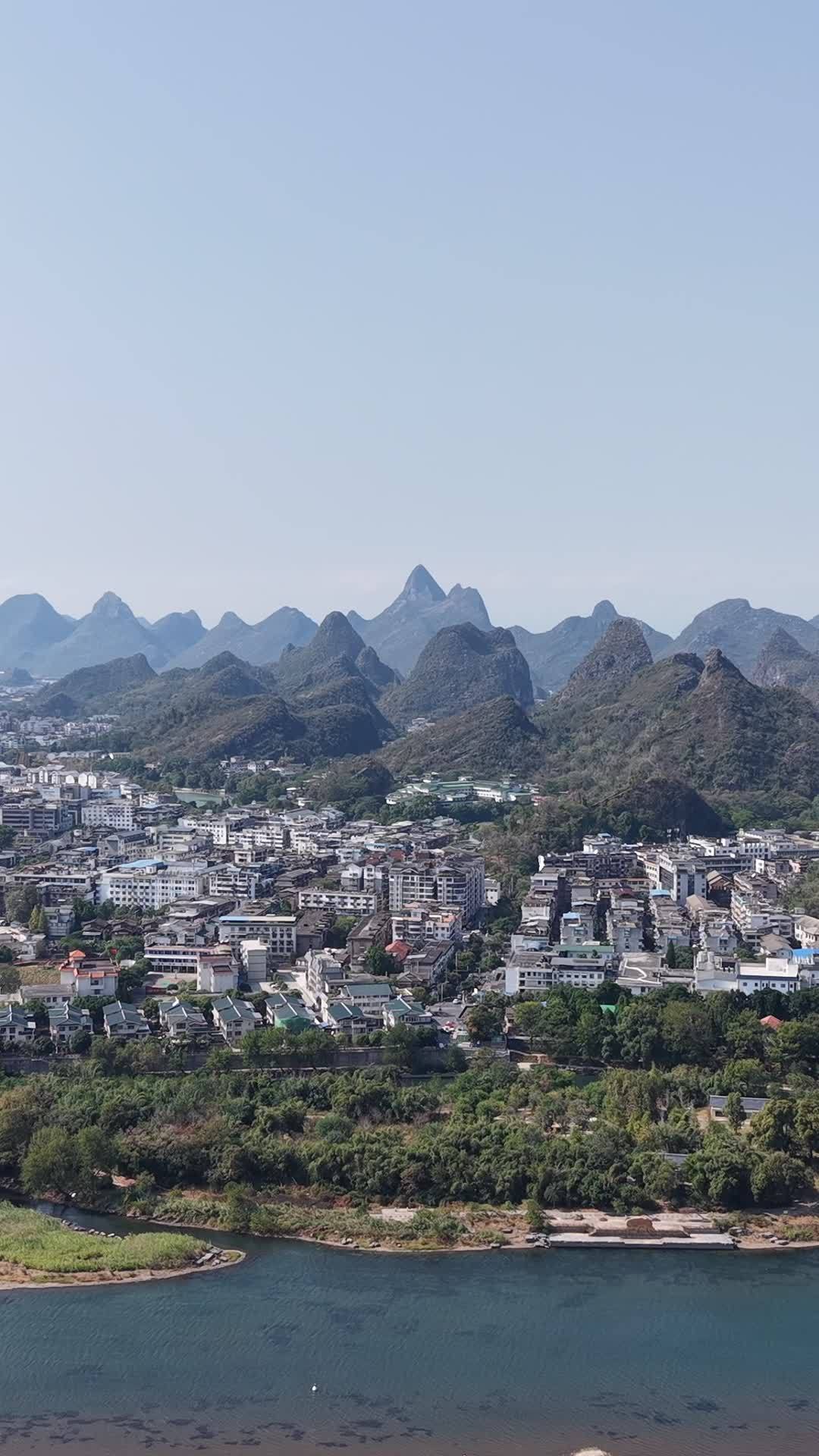 山水环绕的城市美景