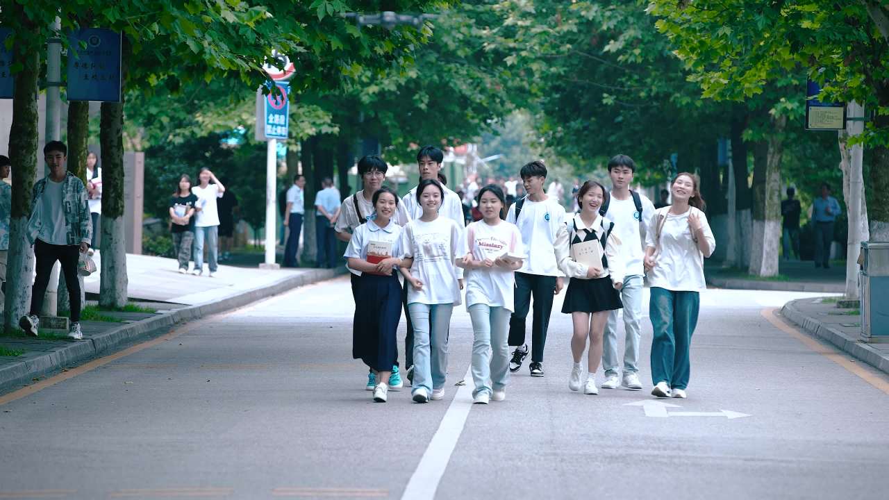  学生放学上课交流大学生素材