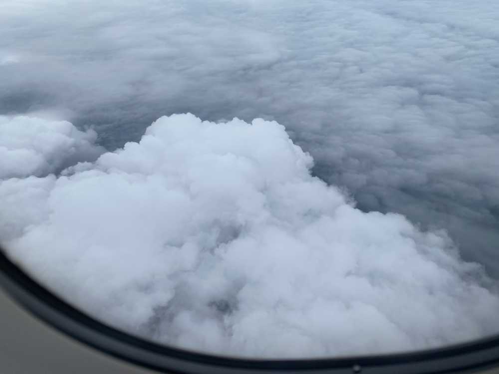 从飞机舷窗看向云层
