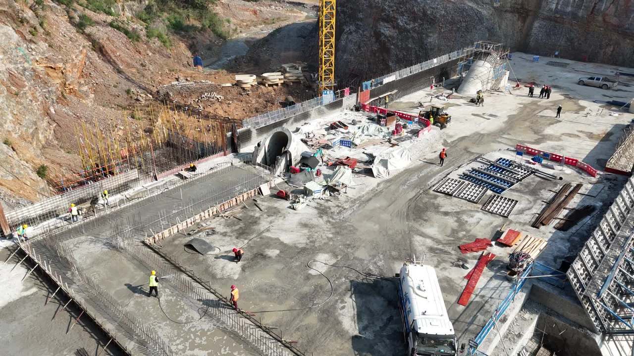 高空俯瞰建筑工地繁忙景象