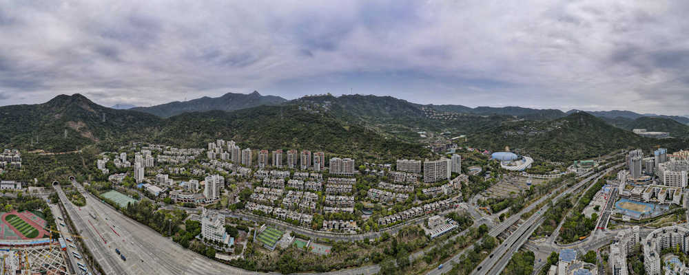 被山包围的城市