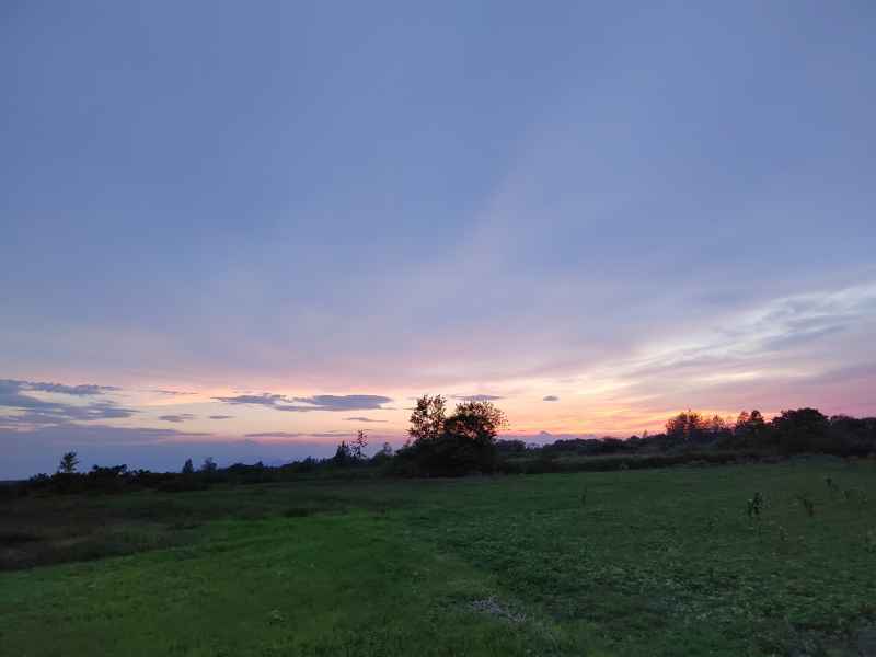 农村夕阳晚霞天空夏天的夕阳晚霞天空