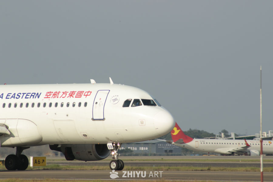 中国东方航空公司飞机准备起飞