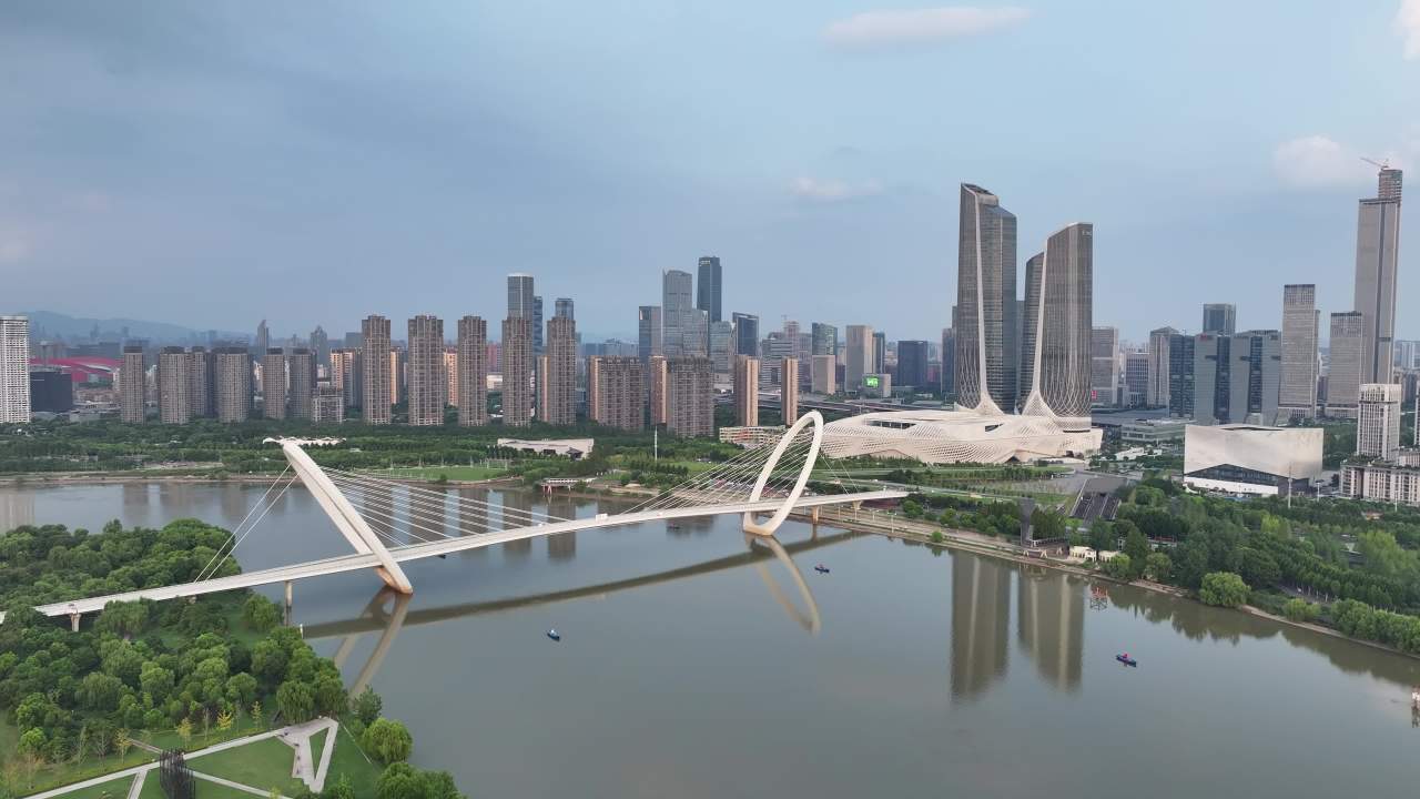 城市河畔的宁静时光