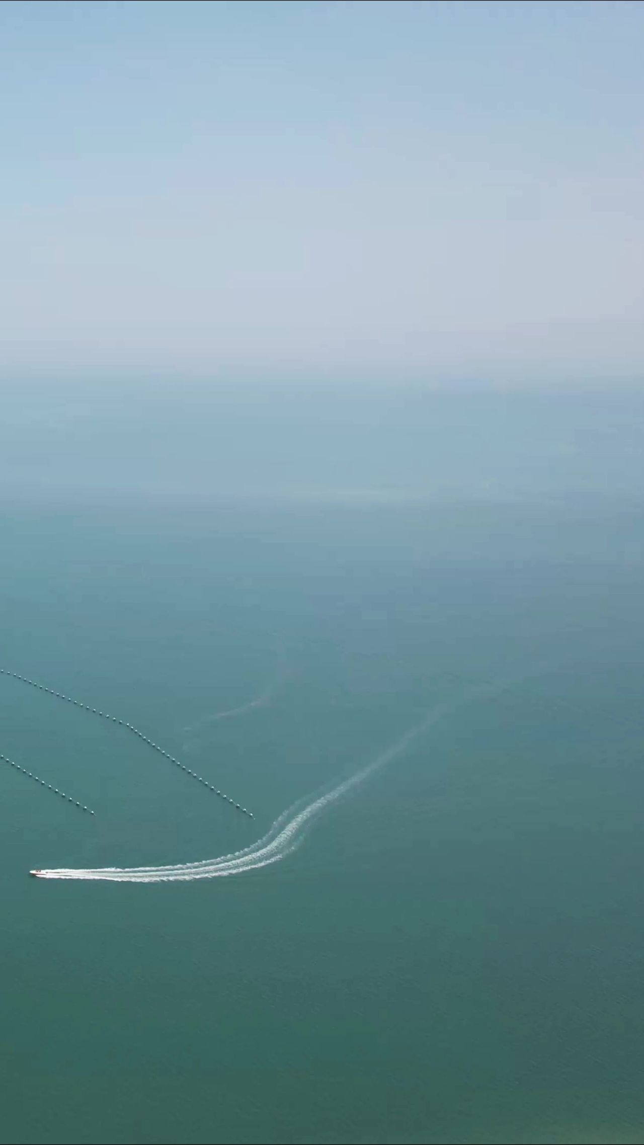 一望无际蓝色海洋大海竖屏航拍  