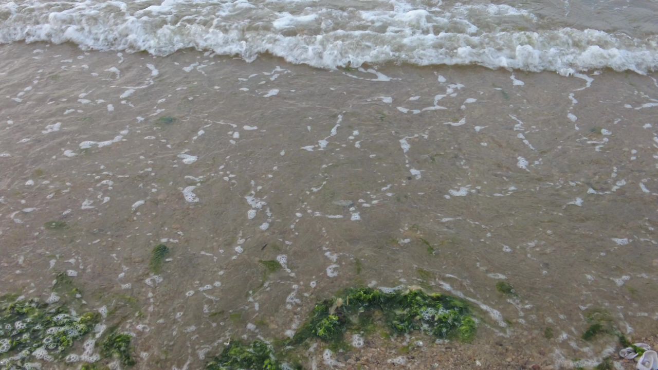 大海海浪沙滩蓝天白云实拍  