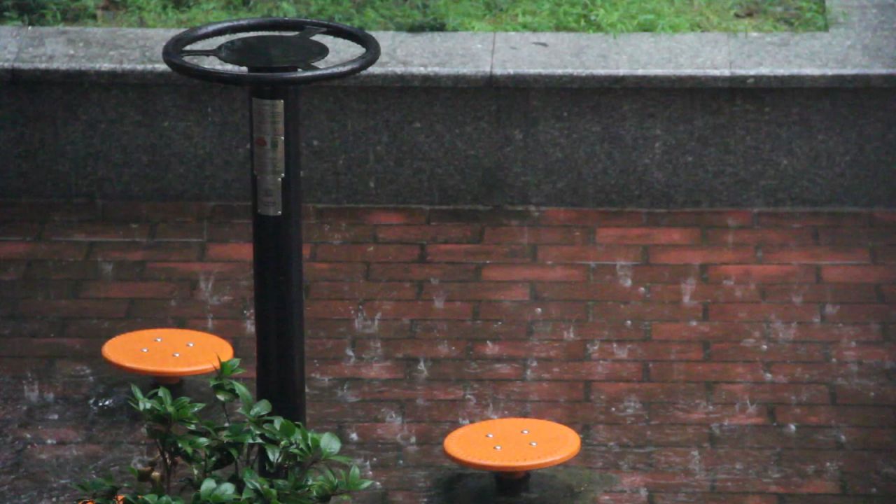 大雨中的健身器材