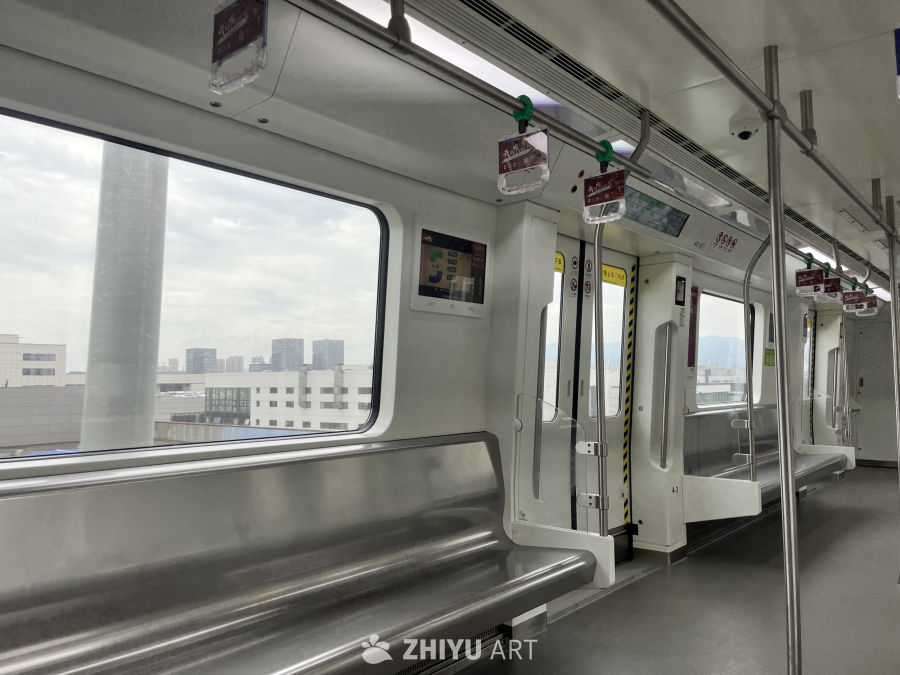 地铁车厢内部视角