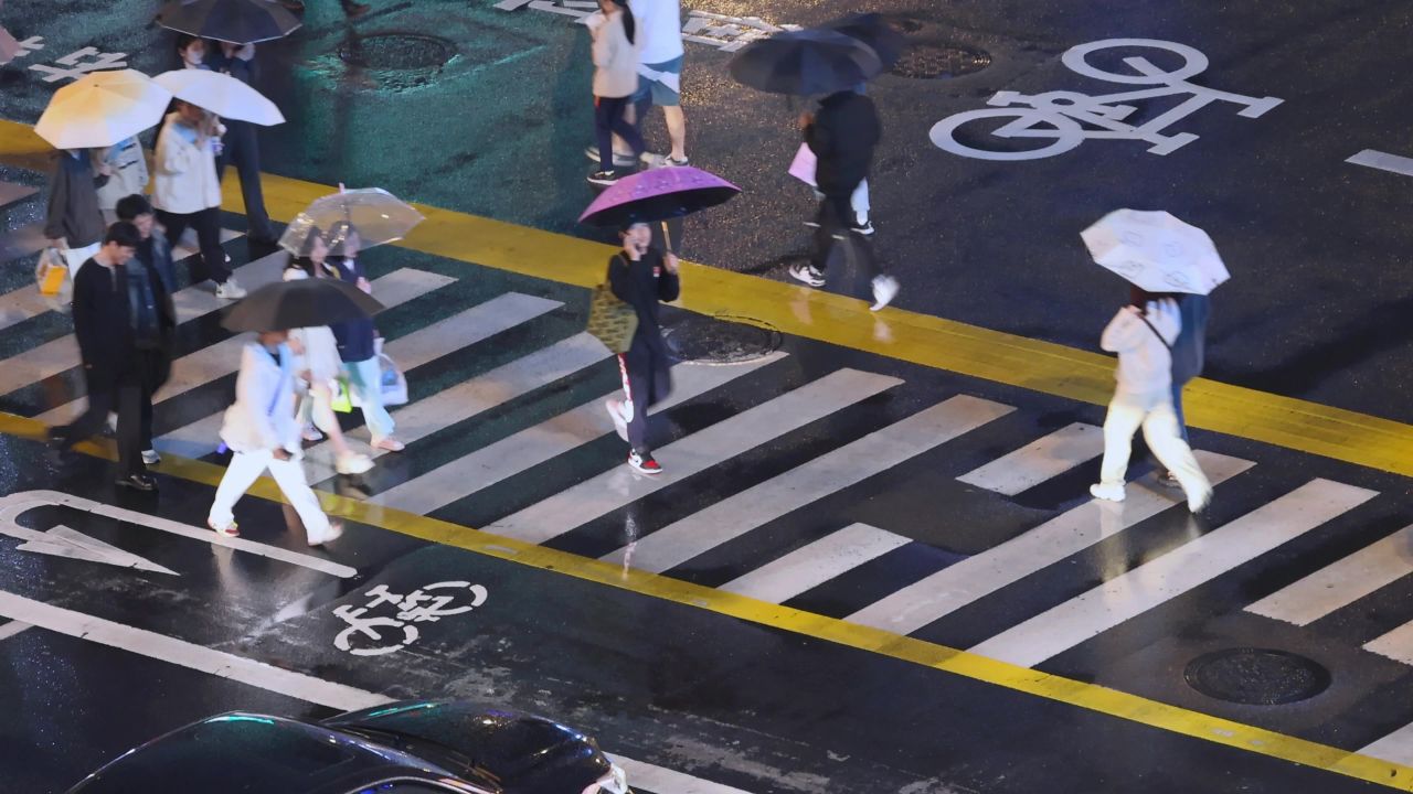 雨天城市街道路口人流 13