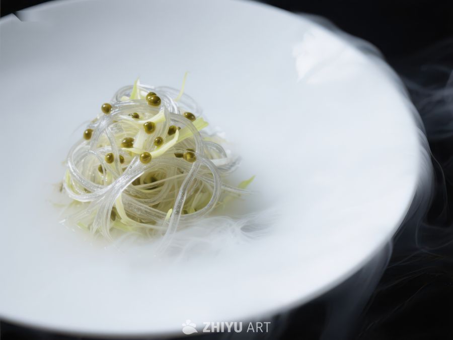 精致盘中美食，烟雾缭绕增添神秘感 520