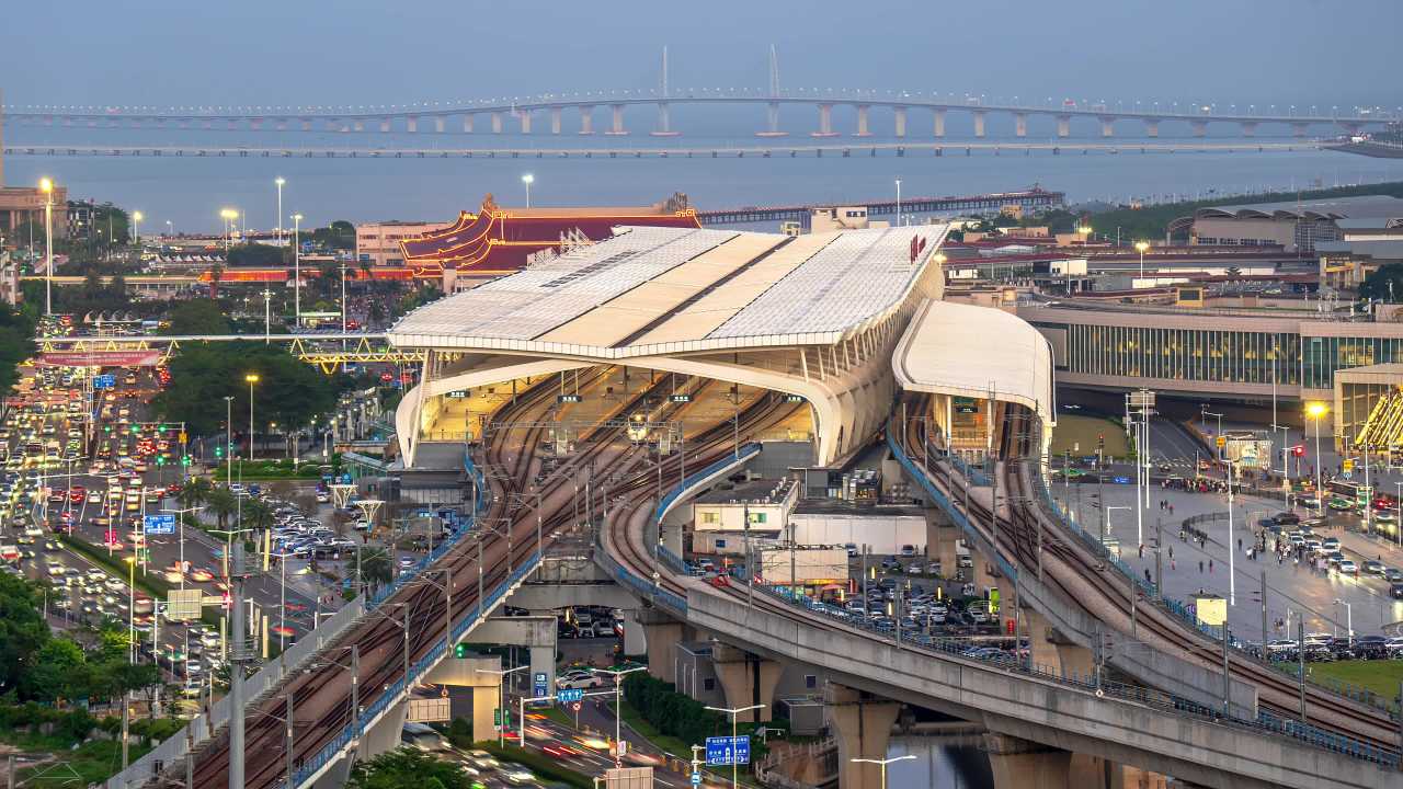珠海拱北轻轨站城市夜景交通枢纽全景