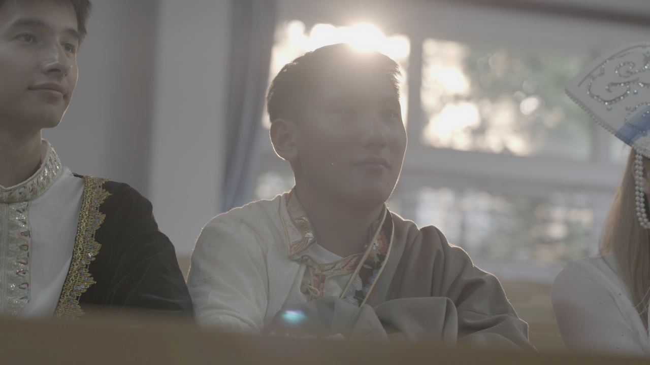 传统服饰下的专注神情