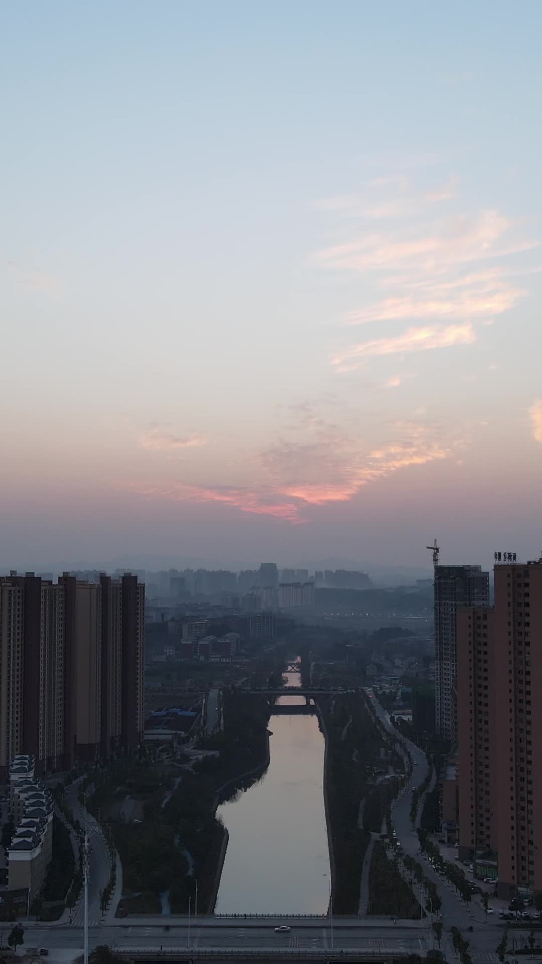 晨光中的城市河景