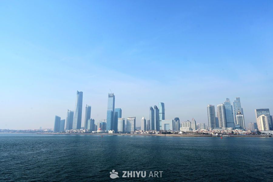 晴好蓝天青岛海上看海边的都市摩天大楼群 2