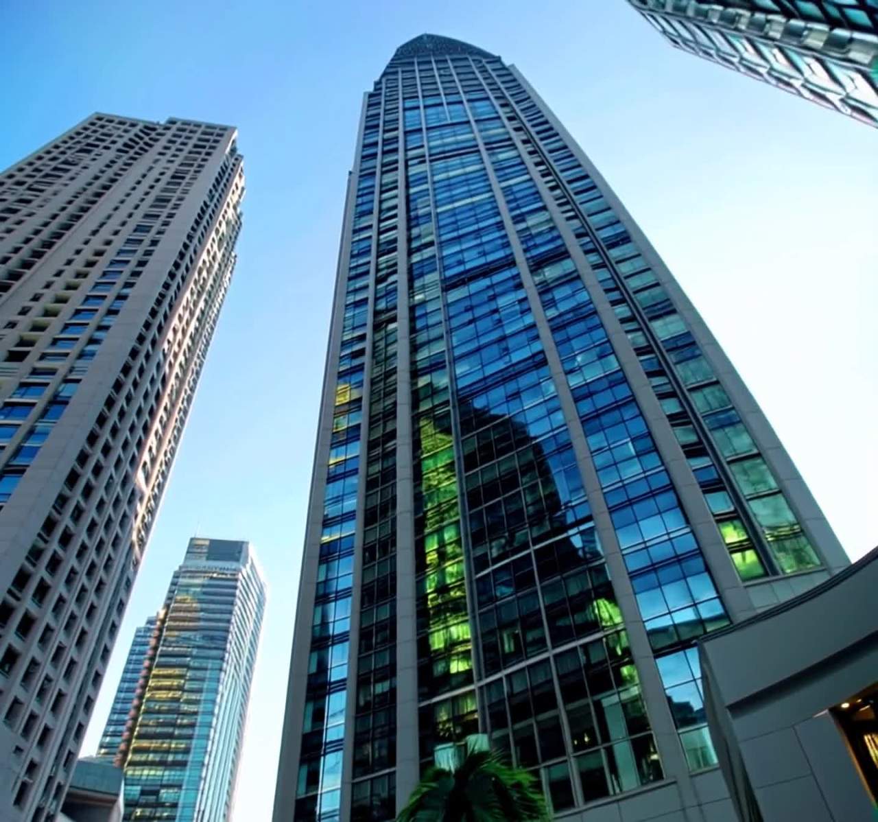 镜头从现代建筑的外部轮廓开始，引导至一扇巨大的玻璃