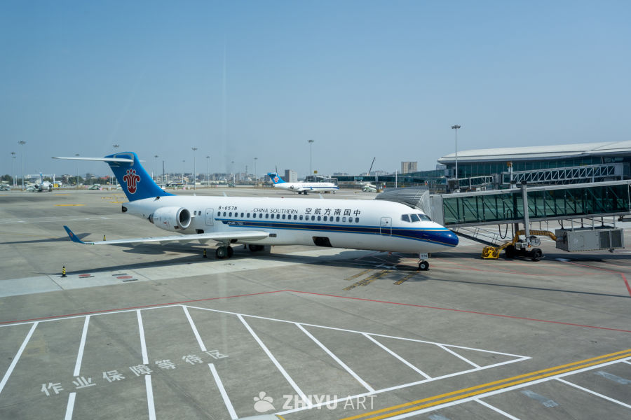 南航飞机停靠机场登机桥