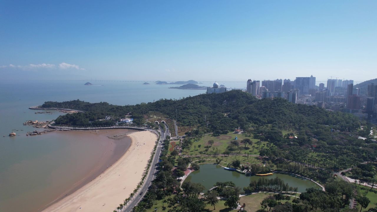 广东珠海情侣公里海边沙滩大海