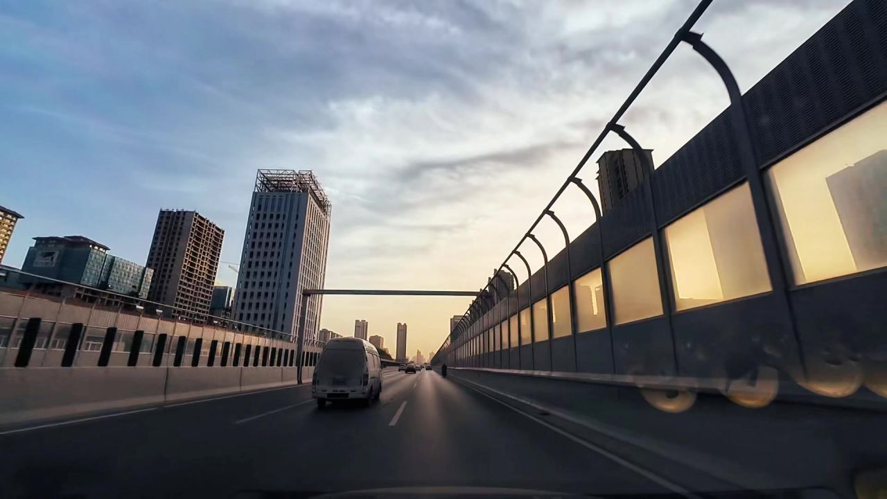 第一视角早晨开车上班的朝霞素材