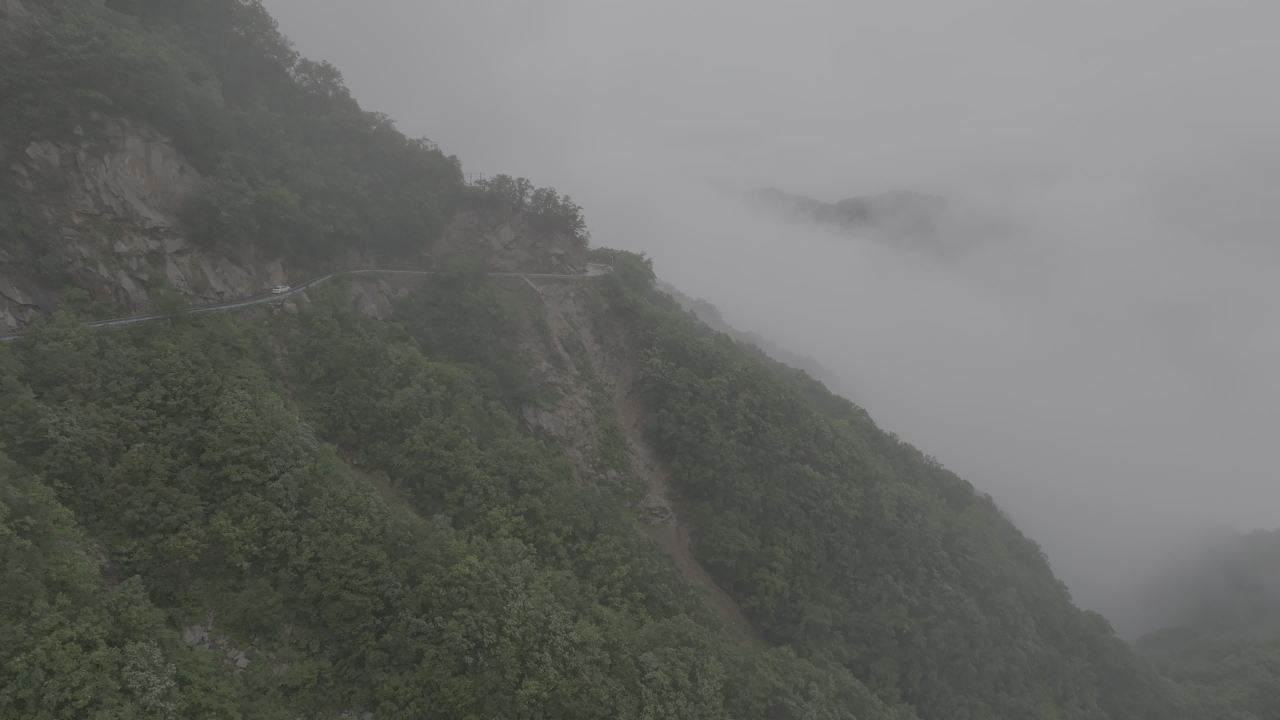 云海中的山间小路
