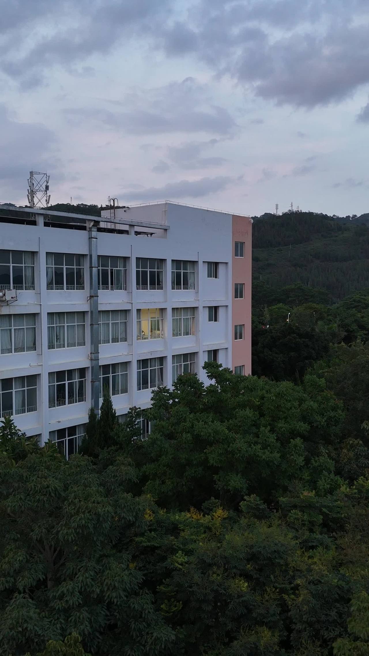 黄昏中的城市与自然